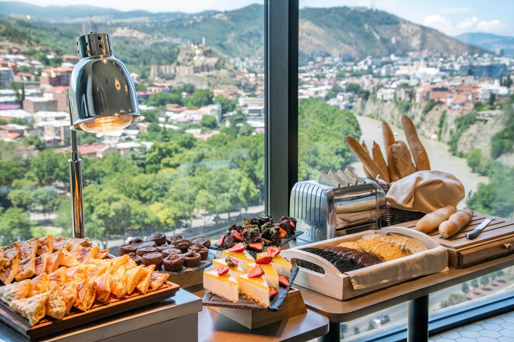 Golden Tulip Design Tbilisi Hotell Exteriör bild