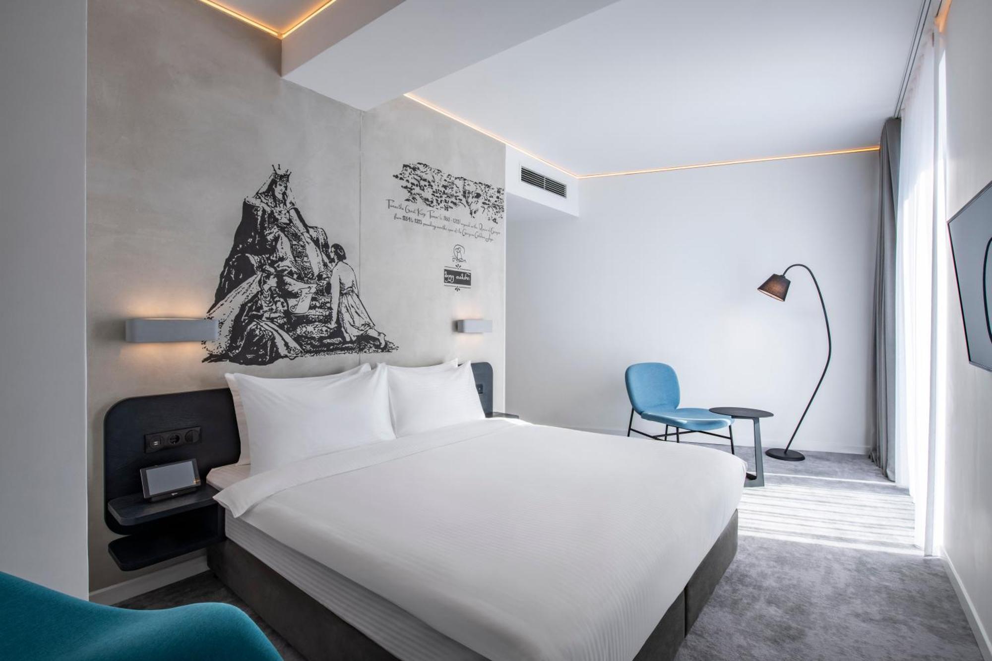 Golden Tulip Design Tbilisi Hotell Rum bild