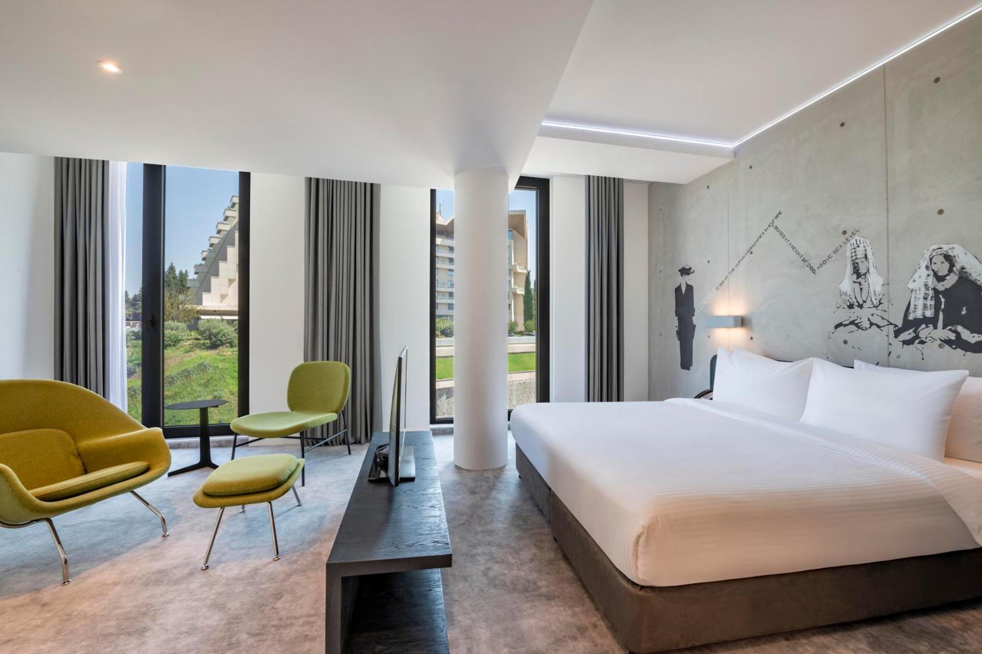 Golden Tulip Design Tbilisi Hotell Rum bild
