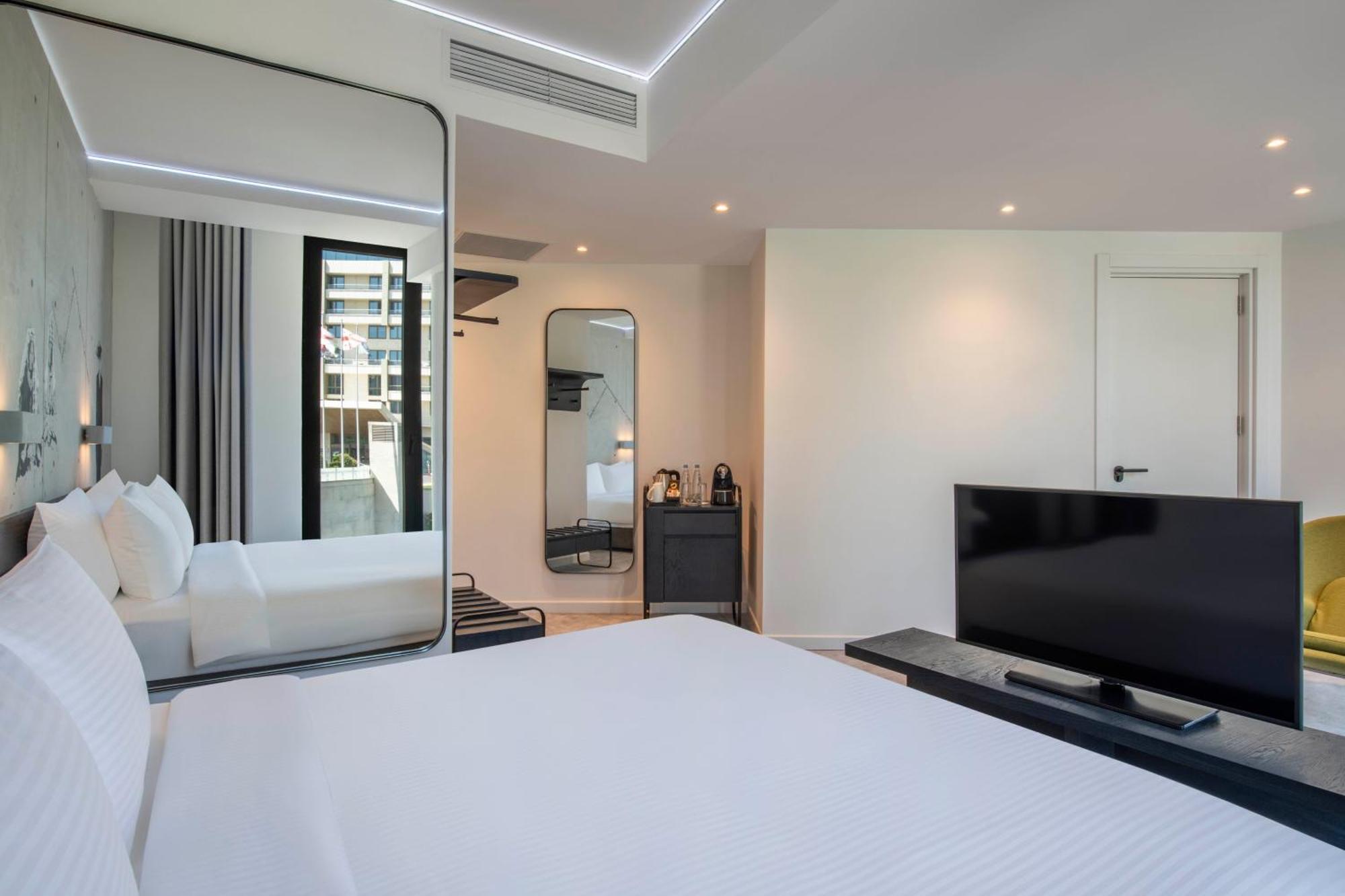 Golden Tulip Design Tbilisi Hotell Rum bild