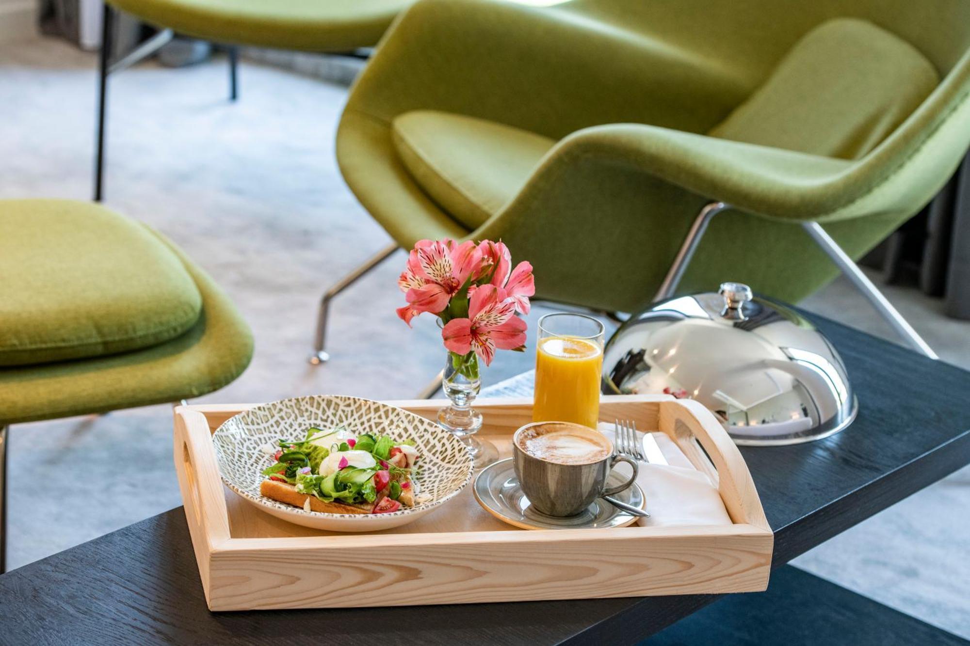 Golden Tulip Design Tbilisi Hotell Rum bild