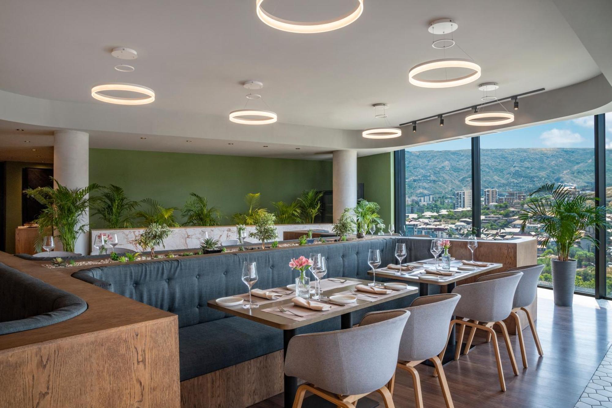 Golden Tulip Design Tbilisi Hotell Exteriör bild