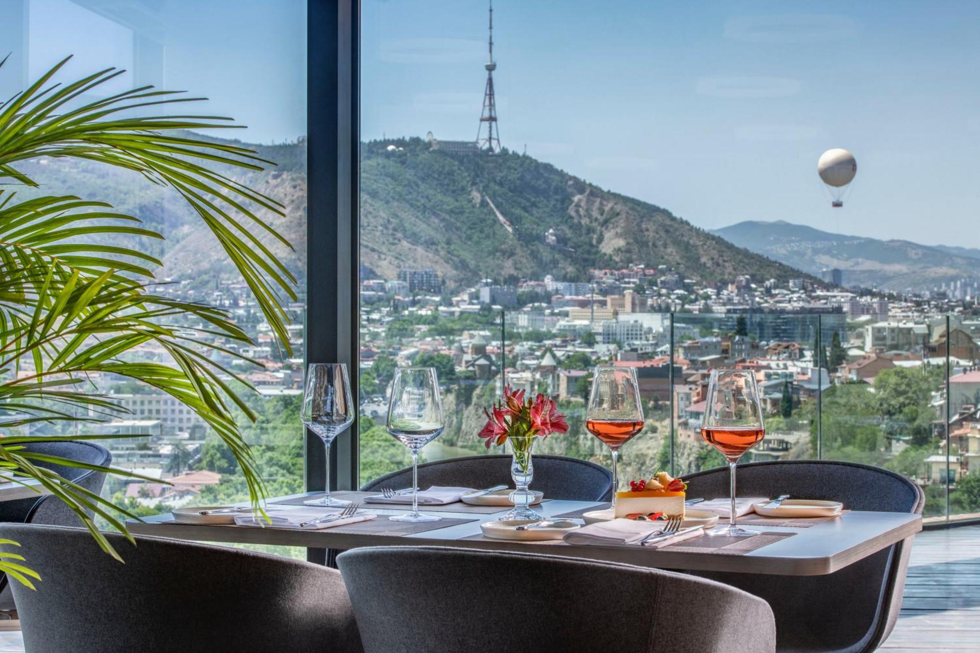Golden Tulip Design Tbilisi Hotell Exteriör bild